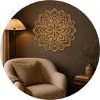Lotus Mandala Holz Wandbild in Rustikaler-Optik über einem Sessel an der Wand, gemütliche Leseecke mit Stehlampe und Pflanze
