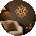 Lotus Mandala Holz Wandbild in Buche-Optik über einem Sessel an der Wand, gemütliche Leseecke mit Stehlampe und Pflanze